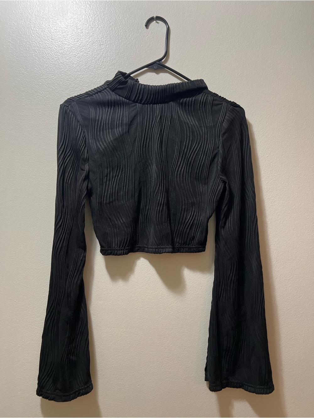 SHEIN mod Black Textured Long-Sleeve Crop Top